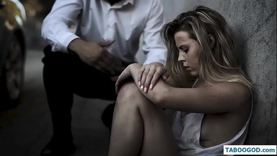 किंकी कथा: बेघर किशोरवयीन मुलगी